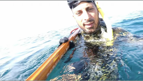 صورة مؤقتة: غوّاص حر في مياه زرقاء عميقة مع أشعة شمس من السطح